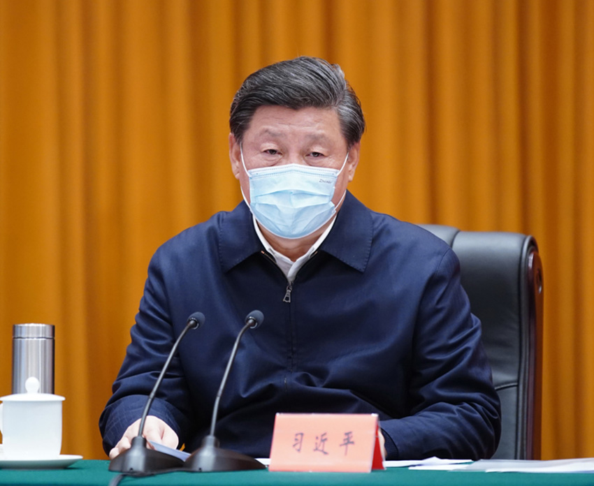 3月10日，中共中央總書記、國家主席、中央軍委主席習(xí)近平專門赴湖北省武漢市考察新冠肺炎疫情防控工作。這是實(shí)地考察結(jié)束后，習(xí)近平主持召開會(huì)議，聽取中央指導(dǎo)組、湖北省委和省政府關(guān)於疫情防控工作匯報(bào)，並發(fā)表重要講話。新華社記者 鞠鵬 攝
