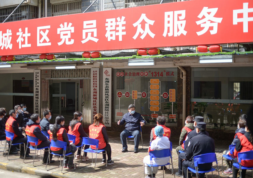 3月10日中午，離開火神山醫(yī)院，習(xí)近平趕赴武漢市東湖新城社區(qū)，看望居家隔離的社區(qū)群眾，實(shí)地了解社區(qū)疫情防控、群眾生活保障等情況，對(duì)社區(qū)群眾和防控一線工作人員表示慰問和感謝。（文字：張曉鬆、朱基釵 攝影：鞠鵬、龐興雷、謝環(huán)馳）