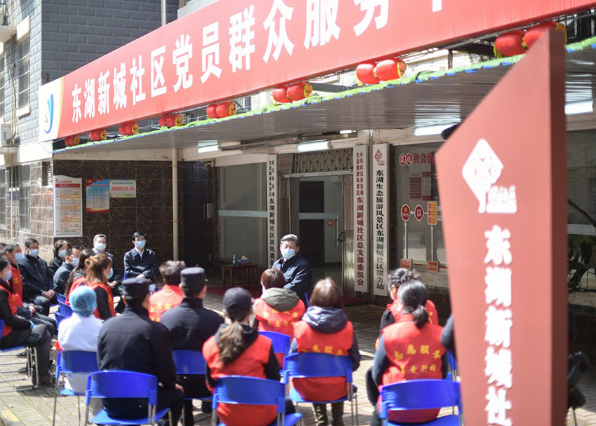 3月10日中午，離開火神山醫(yī)院，習(xí)近平趕赴武漢市東湖新城社區(qū)，看望居家隔離的社區(qū)群眾，實(shí)地了解社區(qū)疫情防控、群眾生活保障等情況，對(duì)社區(qū)群眾和防控一線工作人員表示慰問和感謝。（文字：張曉鬆、朱基釵 攝影：鞠鵬、龐興雷、謝環(huán)馳）