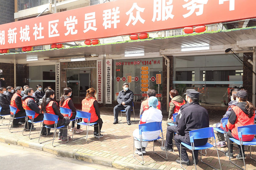 3月10日中午，離開火神山醫(yī)院，習近平趕赴武漢市東湖新城社區(qū)，看望居家隔離的社區(qū)群眾，實地了解社區(qū)疫情防控、群眾生活保障等情況，對社區(qū)群眾和防控一線工作人員表示慰問和感謝。（文字：張曉鬆、朱基釵 攝影：鞠鵬、龐興雷、謝環(huán)馳）
