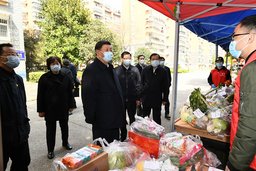 3月10日，中共中央總書記、國家主席、中央軍委主席習(xí)近平專門赴湖北省武漢市考察新冠肺炎疫情防控工作。這是習(xí)近平在東湖新城社區(qū)生活物資集中配送點，詳細(xì)詢問社區(qū)群眾生活物資採購和供應(yīng)情況。 新華社記者 謝環(huán)馳 攝