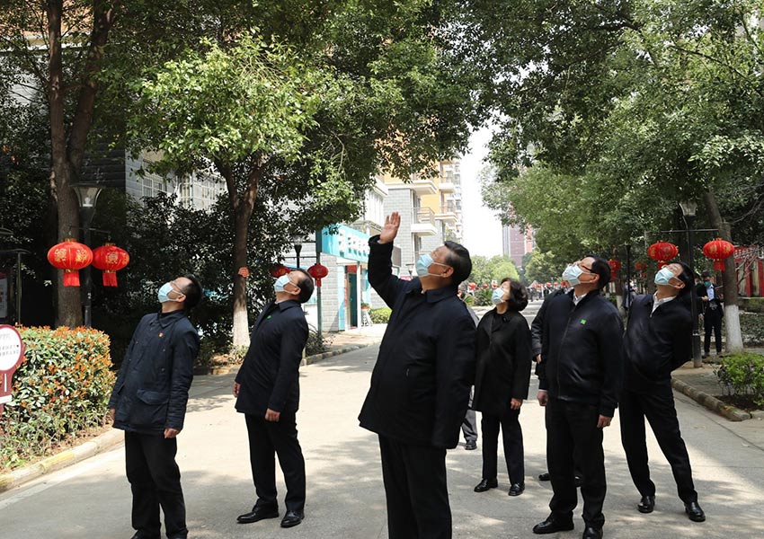3月10日中午，離開火神山醫(yī)院，習(xí)近平趕赴武漢市東湖新城社區(qū)，看望居家隔離的社區(qū)群眾，實(shí)地了解社區(qū)疫情防控、群眾生活保障等情況，對(duì)社區(qū)群眾和防控一線工作人員表示慰問和感謝。（文字：張曉鬆、朱基釵 攝影：鞠鵬、龐興雷、謝環(huán)馳）