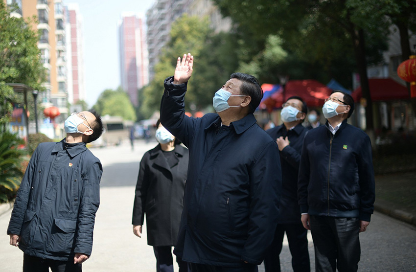 3月10日，中共中央總書記、國家主席、中央軍委主席習(xí)近平專門赴湖北省武漢市考察新冠肺炎疫情防控工作。這是習(xí)近平在東湖新城社區(qū)考察時，向在家隔離居住的居民揮手致意、表示慰問。 新華社記者 謝環(huán)馳 攝