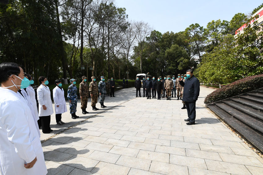 3月10日，中共中央總書記、國家主席、中央軍委主席習(xí)近平專門赴湖北省武漢市考察新冠肺炎疫情防控工作。這是習(xí)近平在火神山醫(yī)院辦公樓外廣場接見湖北省和軍隊、外地支援湖北醫(yī)護人員代表，致以親切慰問和衷心感謝。新華社記者 謝環(huán)馳 攝