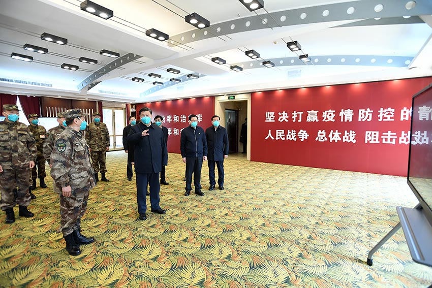 3月10日，中共中央總書記、國(guó)家主席、中央軍委主席習(xí)近平專門赴湖北省武漢市考察新冠肺炎疫情防控工作。這是習(xí)近平在火神山醫(yī)院指揮中心，聽取醫(yī)院建設(shè)運(yùn)行、患者收治、醫(yī)務(wù)人員防護(hù)保障、科研攻關(guān)等情況介紹。 新華社記者 謝環(huán)馳 攝