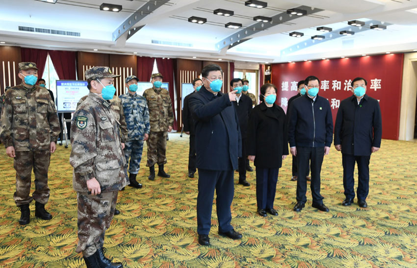3月10日，中共中央總書記、國家主席、中央軍委主席習近平專門赴湖北省武漢市考察新冠肺炎疫情防控工作。這是習近平在火神山醫(yī)院指揮中心，聽取醫(yī)院建設運行、患者收治、醫(yī)務人員防護保障、科研攻關等情況介紹。新華社記者 謝環(huán)馳 攝