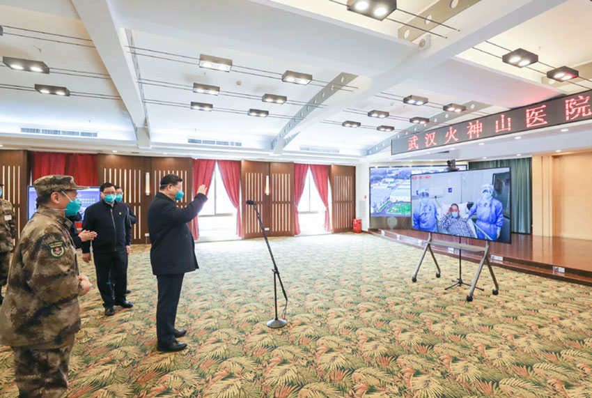3月10日，中共中央總書記、國家主席、中央軍委主席習(xí)近平專門赴湖北省武漢市考察新冠肺炎疫情防控工作。這是習(xí)近平在火神山醫(yī)院指揮中心視頻連線感染科病房，與病房內(nèi)患者和醫(yī)務(wù)人員親切交流。新華社記者 鞠鵬 攝