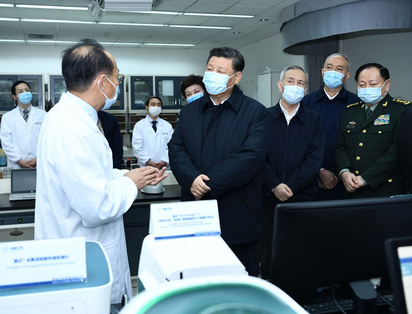 3月2日，中共中央總書記、國家主席、中央軍委主席習近平在北京考察新冠肺炎防控科研攻關工作。這是習近平在清華大學醫(yī)學院生物醫(yī)學檢測技術(shù)及儀器北京實驗室向?qū)＜以敿毩私饪蒲星闆r。 新華社記者 燕雁 攝