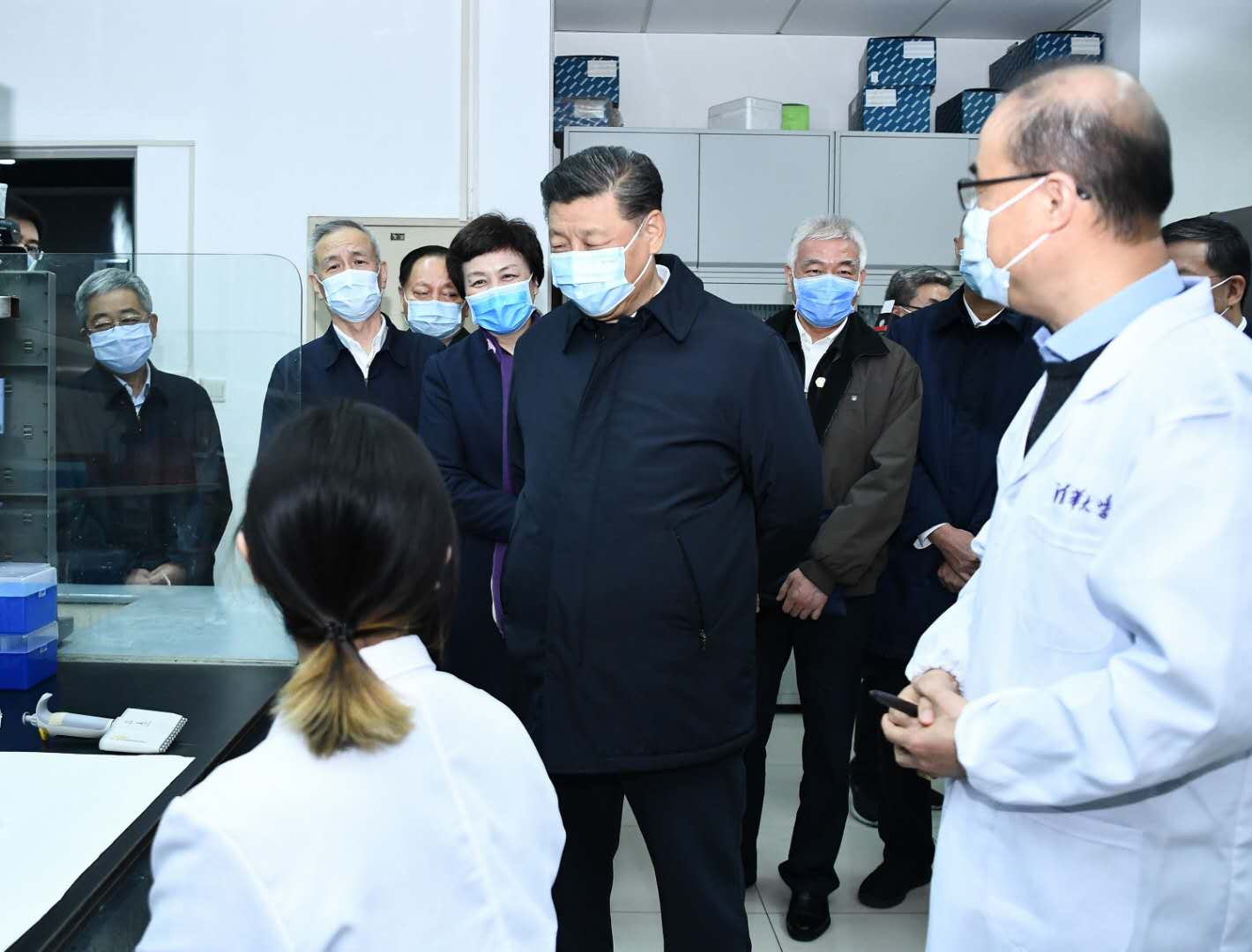 3月2日，中共中央總書記、國家主席、中央軍委主席習近平在北京考察新冠肺炎防控科研攻關工作。這是習近平在清華大學醫(yī)學院全球健康與傳染病研究中心同科研人員交談。 新華社記者 燕雁 攝