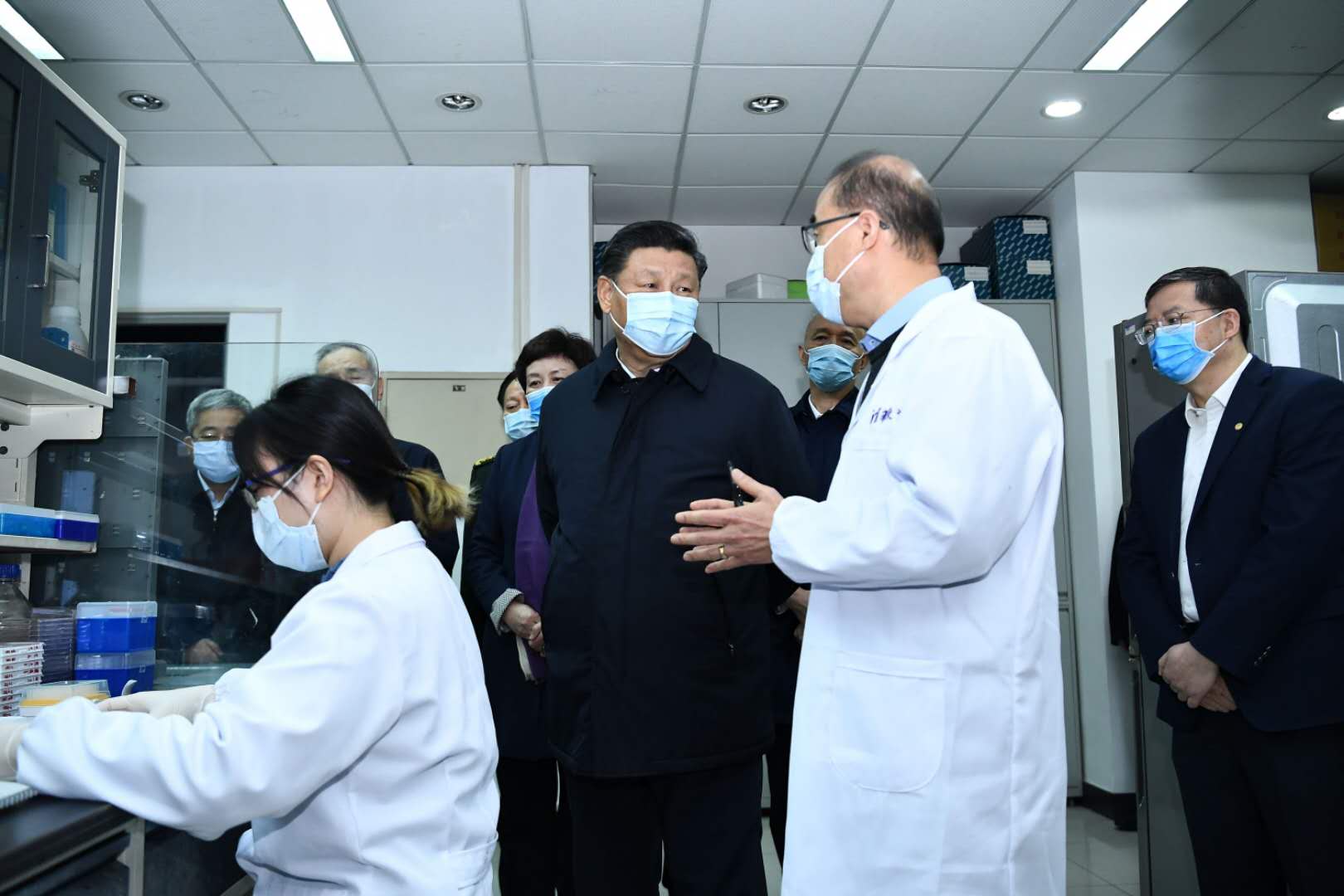 3月2日，中共中央總書記、國家主席、中央軍委主席習(xí)近平在北京考察新冠肺炎防控科研攻關(guān)工作。這是習(xí)近平在清華大學(xué)醫(yī)學(xué)院全球健康與傳染病研究中心向?qū)＜以敿?xì)了解科研情況。 新華社記者 燕雁 攝