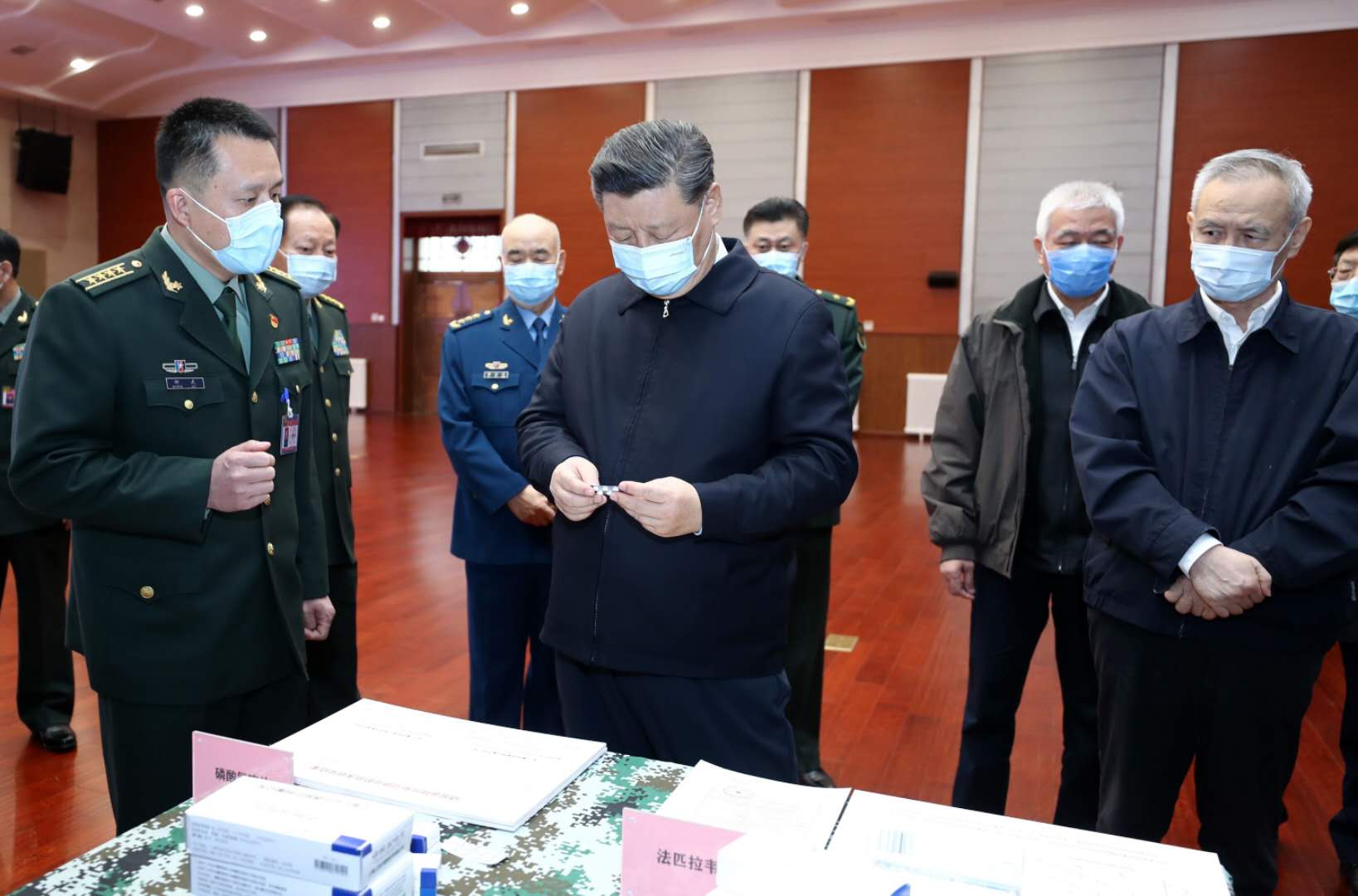 3月2日，中共中央總書記、國家主席、中央軍委主席習(xí)近平在北京考察新冠肺炎防控科研攻關(guān)工作。這是習(xí)近平在軍事醫(yī)學(xué)研究院結(jié)合展板和實物了解疫苗和抗體研制、藥物篩選、病毒致病機(jī)理研究、快速檢測試劑研究和應(yīng)用等進(jìn)展情況。 新華社記者 鞠鵬 攝