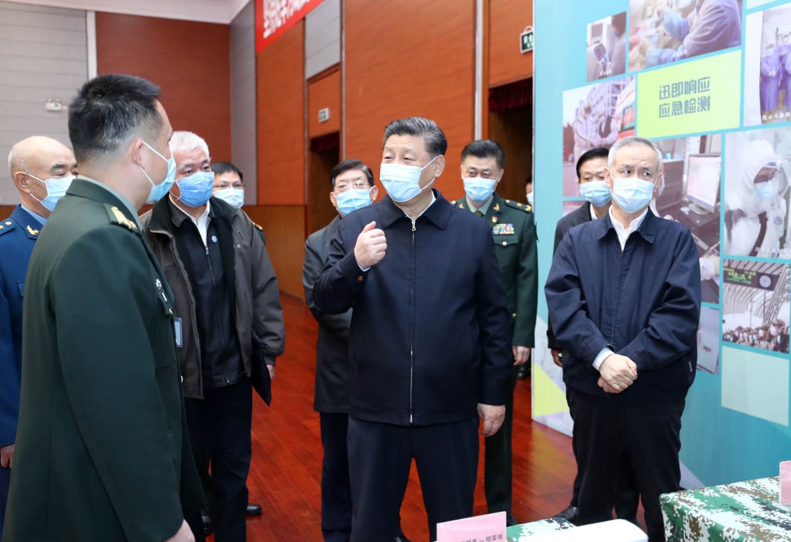 3月2日，中共中央總書記、國家主席、中央軍委主席習(xí)近平在北京考察新冠肺炎防控科研攻關(guān)工作。這是習(xí)近平在軍事醫(yī)學(xué)研究院結(jié)合展板和實物了解疫苗和抗體研制、藥物篩選、病毒致病機理研究、快速檢測試劑研究和應(yīng)用等進展情況。 新華社記者 鞠鵬 攝