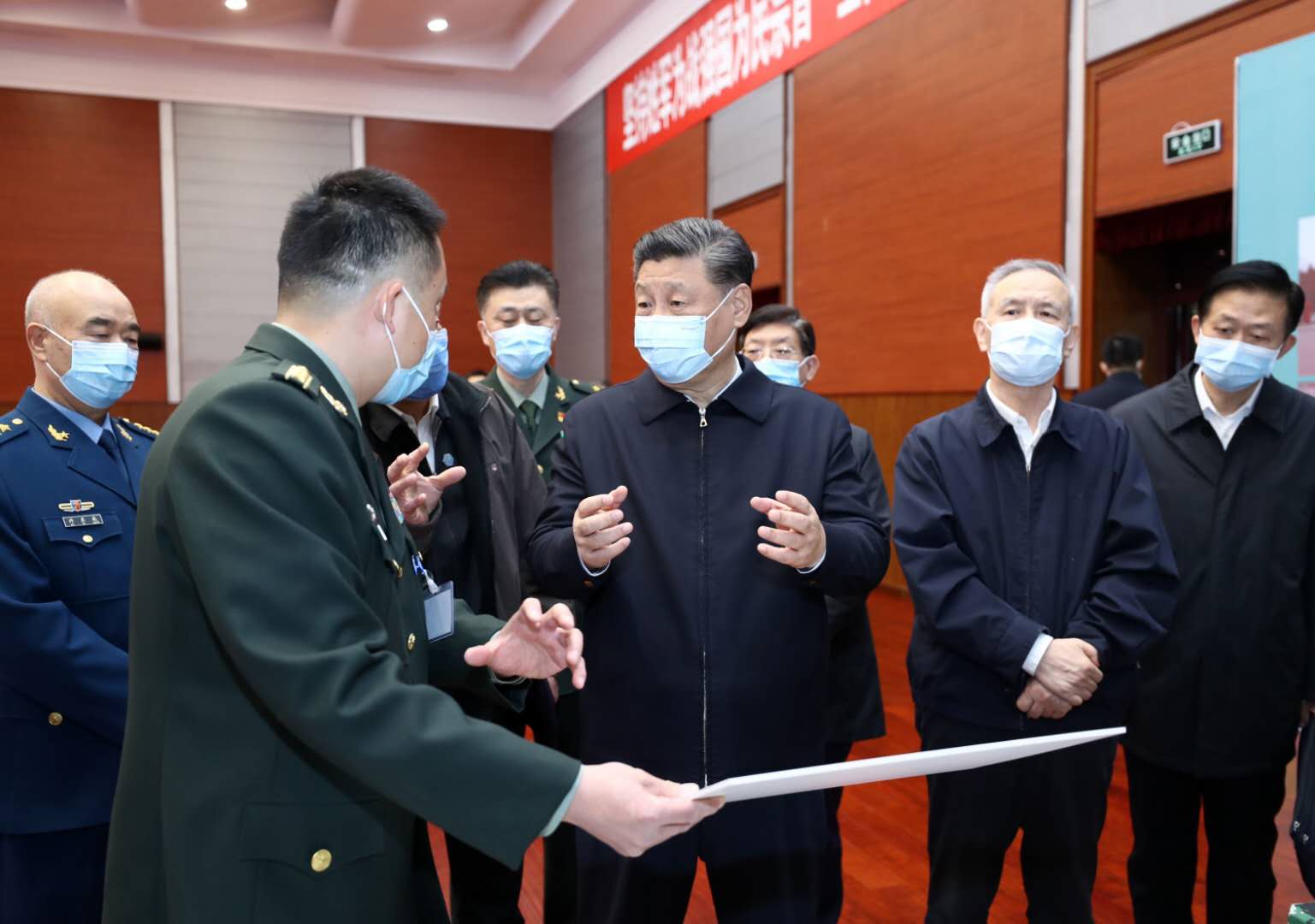 3月2日，中共中央總書記、國家主席、中央軍委主席習(xí)近平在北京考察新冠肺炎防控科研攻關(guān)工作。這是習(xí)近平在軍事醫(yī)學(xué)研究院結(jié)合展板和實(shí)物了解疫苗和抗體研制、藥物篩選、病毒致病機(jī)理研究、快速檢測試劑研究和應(yīng)用等進(jìn)展情況。 新華社記者 鞠鵬 攝