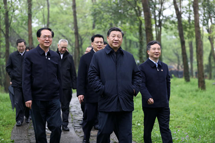 3月31日，中共中央總書記、國家主席、中央軍委主席習(xí)近平在杭州考察。這是習(xí)近平在西溪國家濕地公園就西溪濕地保護(hù)利用情況進(jìn)行考察調(diào)研。 新華社記者 鞠鵬 攝