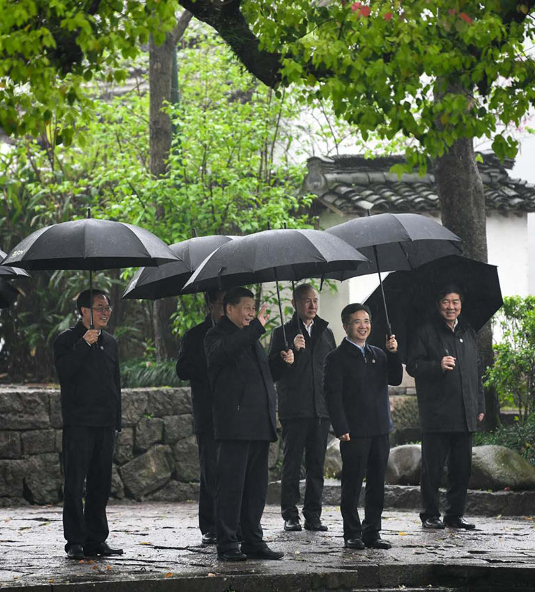 3月31日，中共中央總書記、國家主席、中央軍委主席習近平在杭州考察。這是習近平在西溪國家濕地公園就西溪濕地保護利用情況進行考察調(diào)研。 新華社記者 申宏 攝