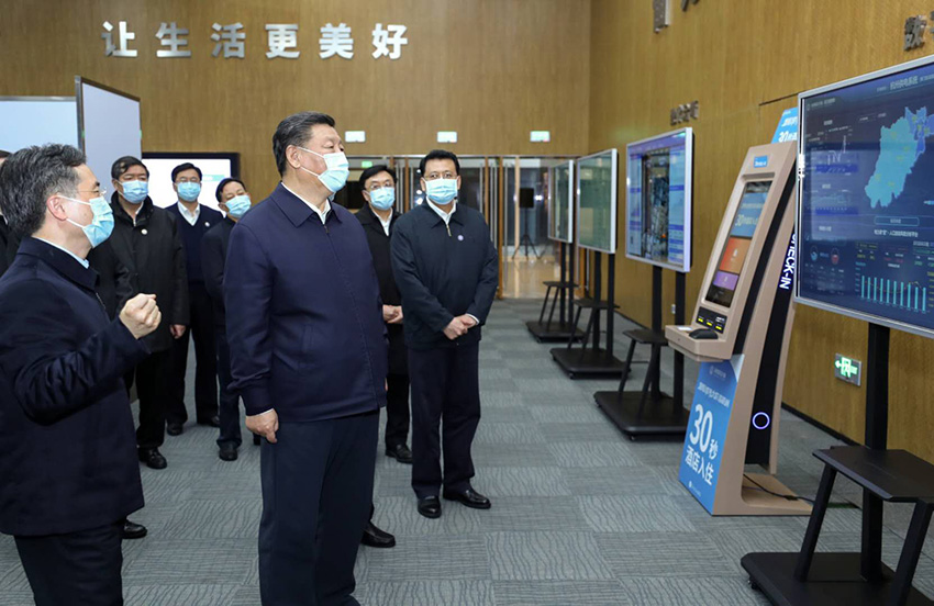 3月31日，中共中央總書記、國家主席、中央軍委主席習(xí)近平在杭州考察。這是習(xí)近平在杭州城市大腦運(yùn)營指揮中心，就杭州運(yùn)用城市大腦推進(jìn)城市治理體系和治理能力現(xiàn)代化進(jìn)行考察調(diào)研。 新華社記者 鞠鵬 攝