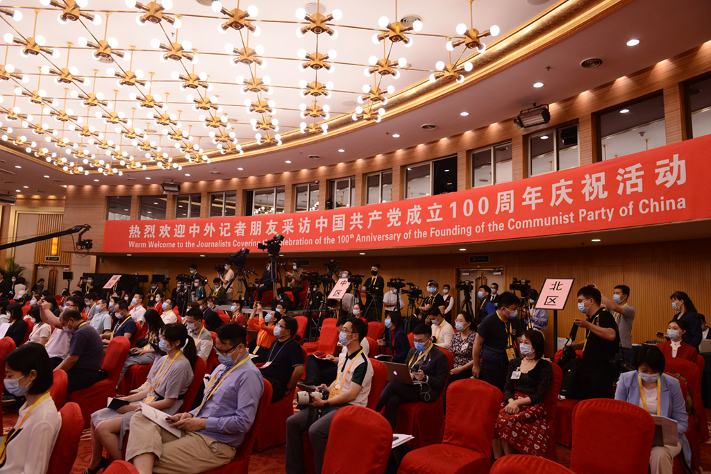 慶祝中國共產(chǎn)黨成立100周年活動(dòng)新聞中心中外記者見面會(huì)現(xiàn)場。人民網(wǎng) 張啟川攝