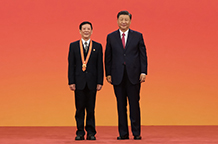 習(xí)近平向“七一勛章”獲得者艾愛國(guó)頒授勛章