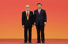 習(xí)近平向“七一勛章”獲得者藍(lán)天野頒授勛章