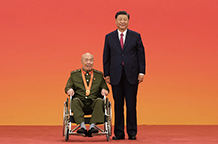 習(xí)近平向“七一勛章”獲得者王占山頒授勛章