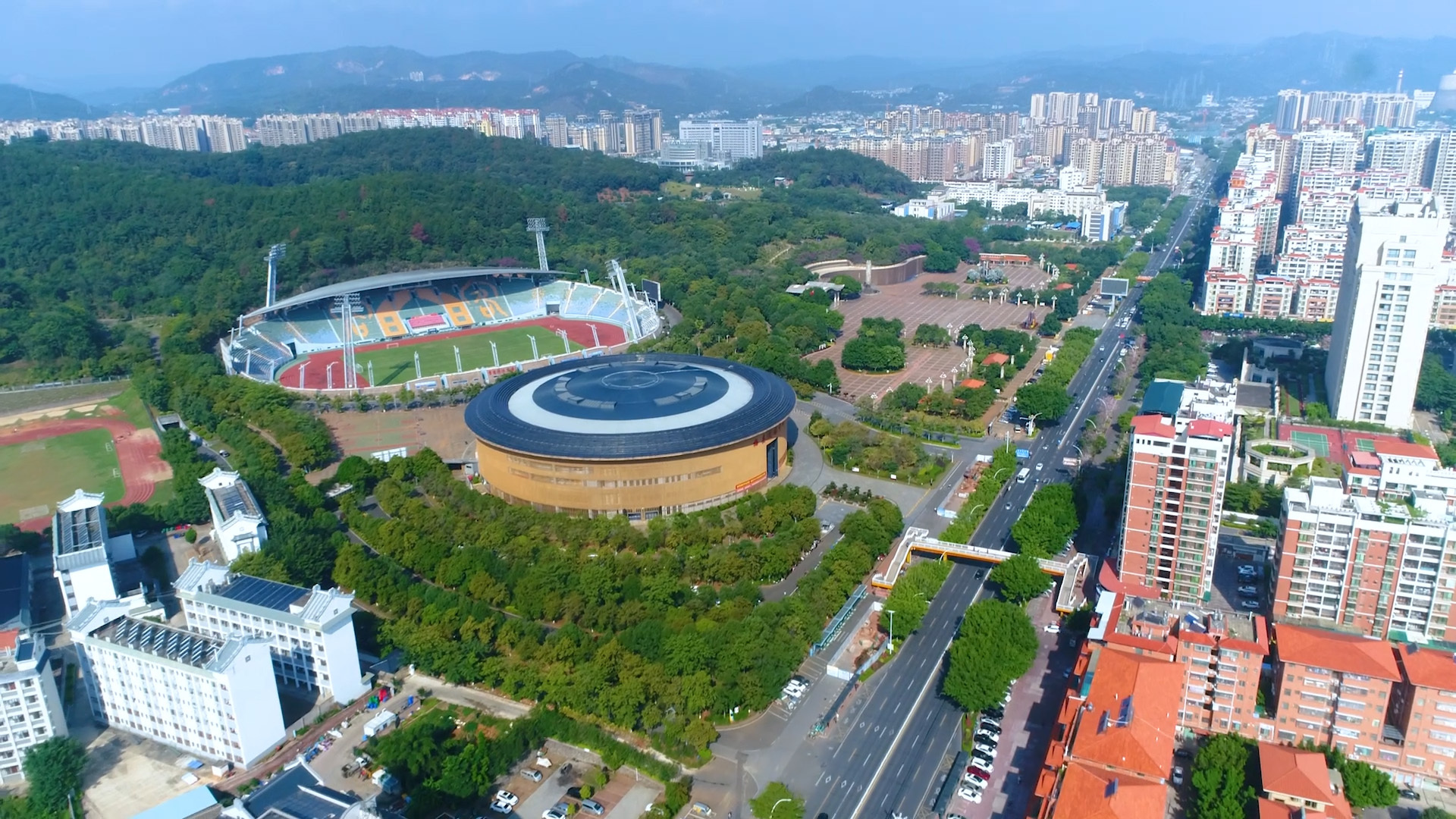 黨的十八大以來，廣東省梅州市梅縣區(qū)打造“綠水青山就是金山銀山”廣東樣本，推動梅縣老區(qū)蘇區(qū)全面振興發(fā)展。圖為梅縣區(qū)新縣城風光。