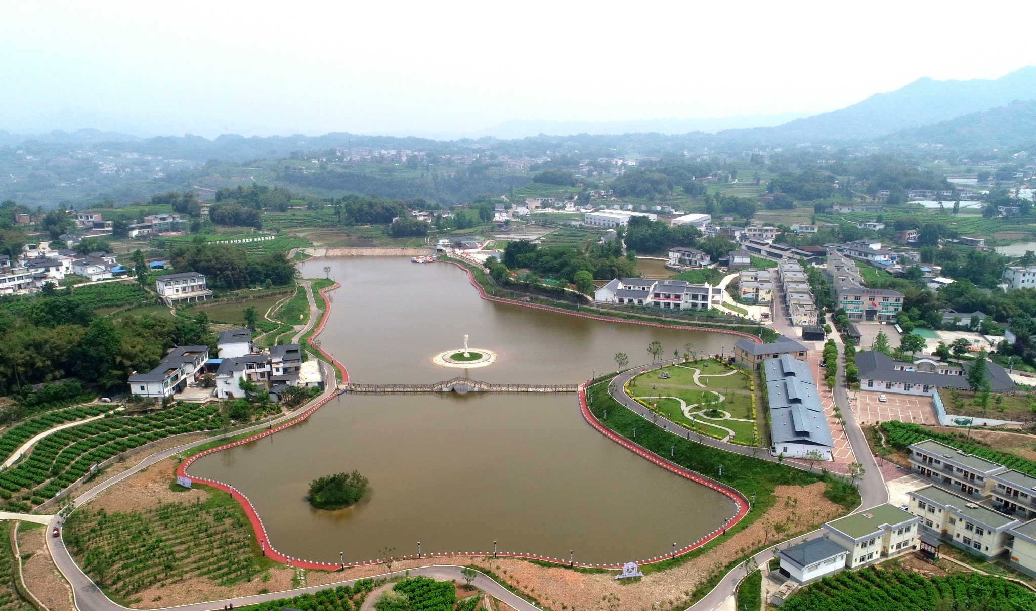 行走在四川省宜賓市高縣的廣袤農(nóng)村，到處激蕩著現(xiàn)代農(nóng)業(yè)發(fā)展的澎湃新潮。在這片充滿希望的田野上，鄉(xiāng)村美景和富民產(chǎn)業(yè)交相輝映，一幀幀農(nóng)業(yè)經(jīng)濟(jì)蓬勃發(fā)展的生動(dòng)圖景，串聯(lián)成充滿生機(jī)與希望的綠色畫卷，在廣袤大地上徐徐展開。