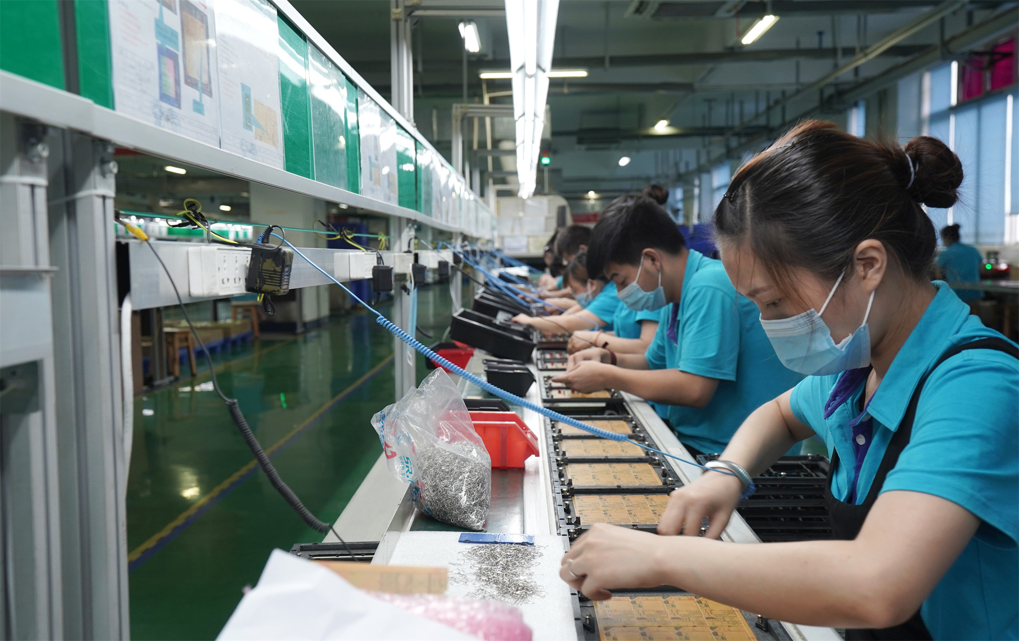 車間工人正在制作零部件。