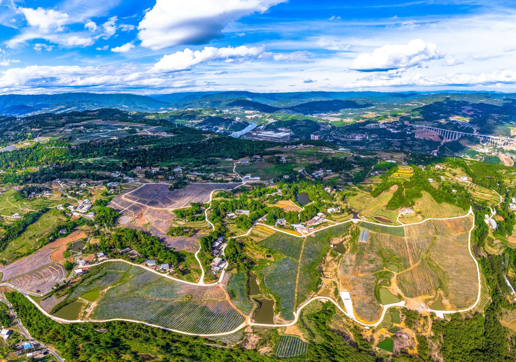 通江縣諾江鎮(zhèn)山村景色。