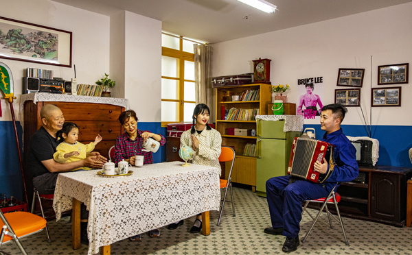 游客在南川東街家庭記憶館裡體驗(yàn)。汪新 攝