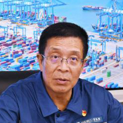   張連鋼：敢為人先 建智慧港口    　　如今，剛當選為黨的二十大代表的張連鋼仍然奮戰(zhàn)在碼頭建設一線，為自動化碼頭建設貢獻力量。    