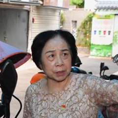  林丹：“我是軍門社區(qū)的女兒”    　　一雙腳板，一顆熱心，立足平凡崗位，她用實際行動彰顯了共產黨員的責任和擔當。    