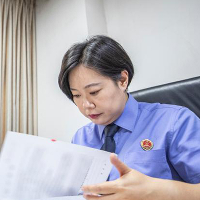   梅玫：守護未成年人向陽而生    　　“我願一直做少年們心中值得信任的檢察官，守護他們成長……”梅玫動情地說。    