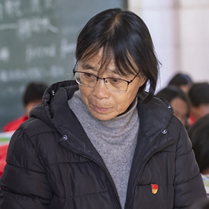   張桂梅：願做大山裡的一盞燈    　　面對榮譽，張桂梅初心不變。“讓學生們遠方有燈、腳下有路、眼前有光?！?#13;    