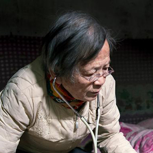   路生梅：一生踐一諾 杏林守初心    　　“為黨工作50年，為佳縣人民服務50年”的承諾已經兌現，她選擇繼續(xù)干下去。    