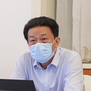   李群：人民健康的“守夜人”    　　“我們雖然平凡，但承擔著不平凡的疾控責任——守護人民健康和生命安全?！?#13;    