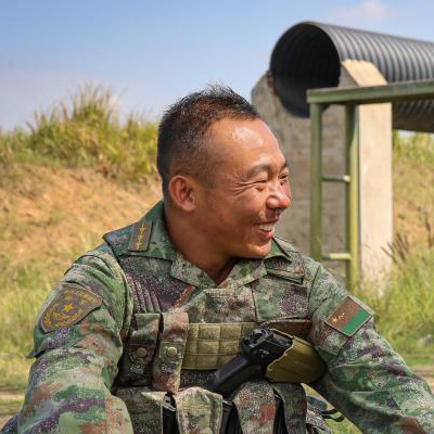   孫金龍：當好基層帶兵人    　　“作為一名黨員、連長，必須在關鍵時刻站得出來、生死關頭豁得出去?！?#13;    
