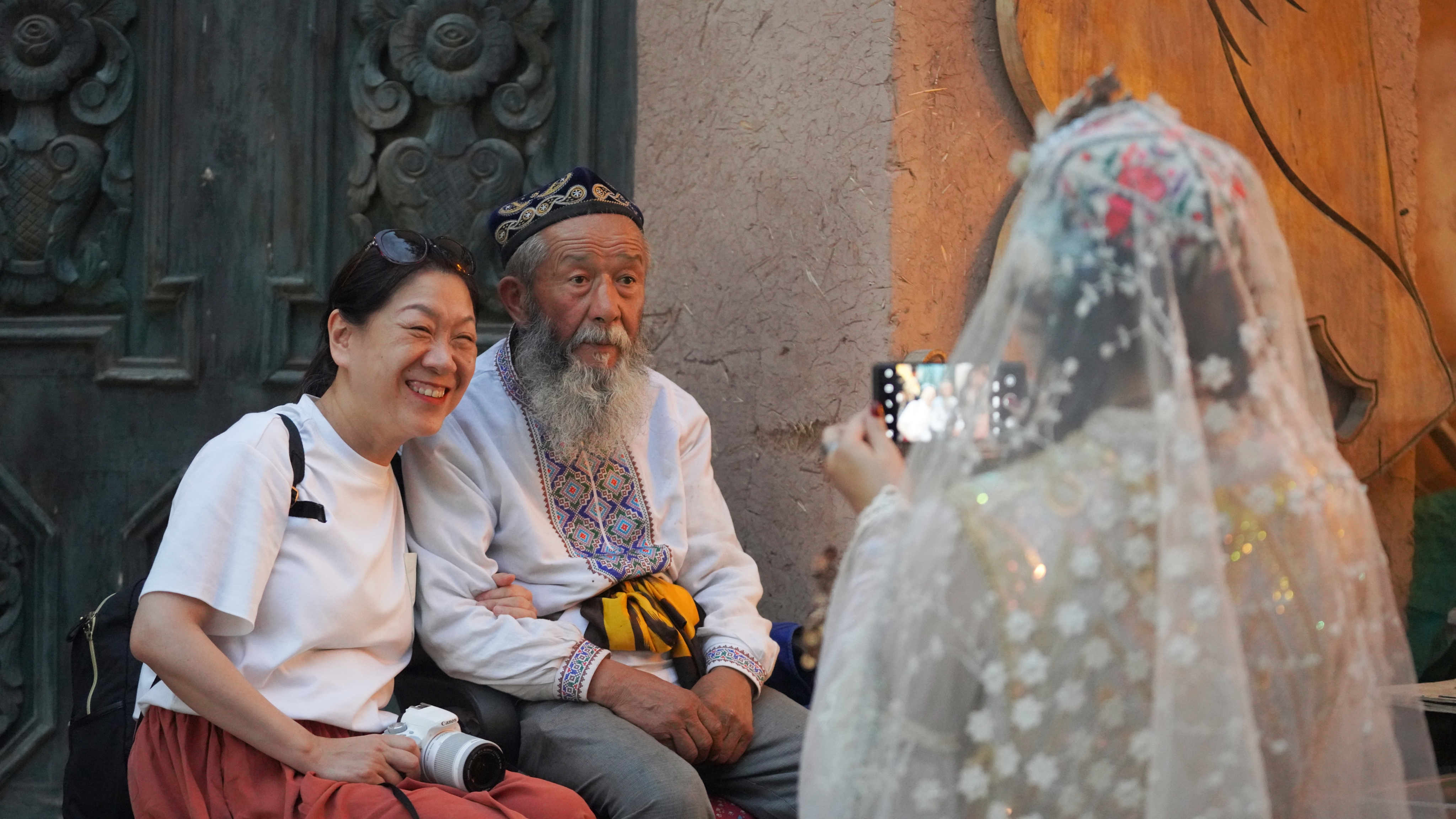 喀什古城內(nèi)游客拍照留念。人民網(wǎng) 李欣洋攝