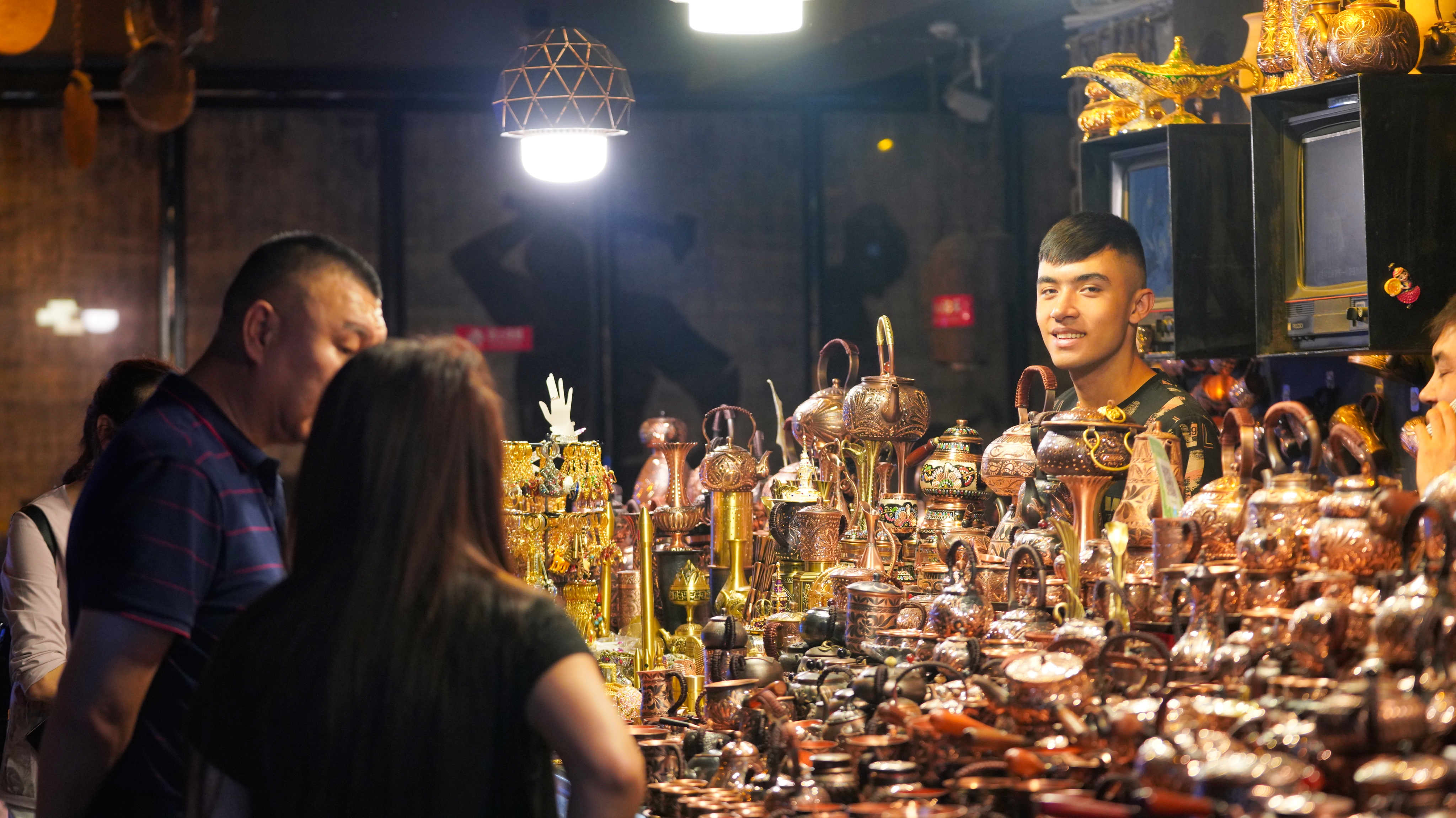 喀什古城內(nèi)游客購(gòu)買手工藝品。人民網(wǎng) 李欣洋攝