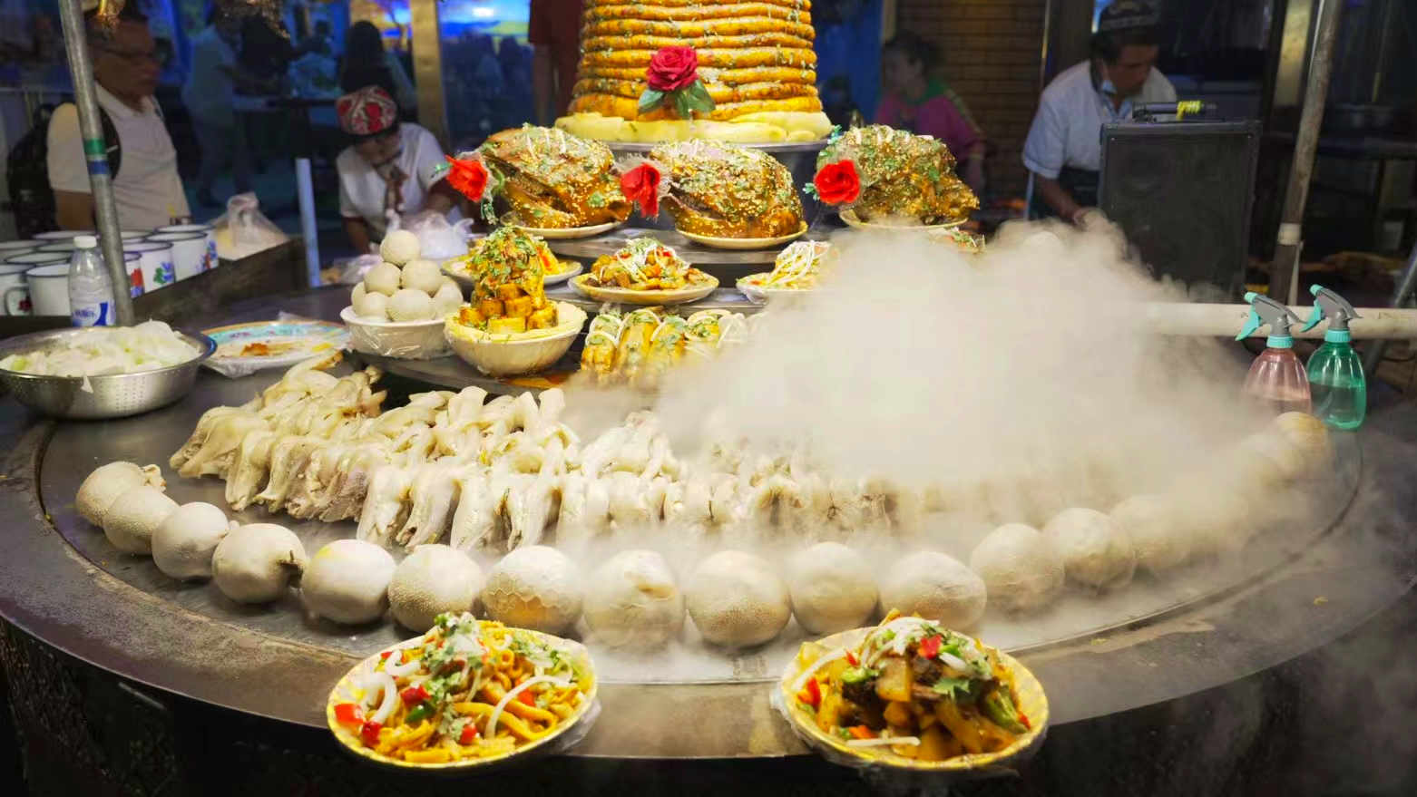 喀什古城內(nèi)特色小吃。人民網(wǎng) 皇甫萬里攝.jpg