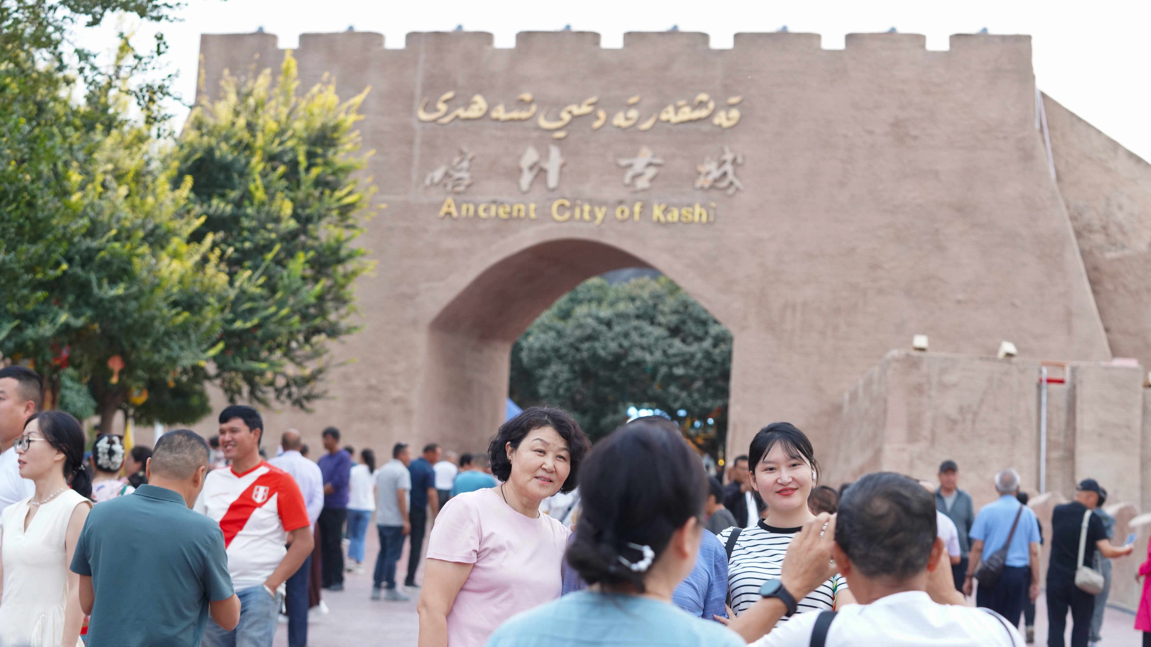 喀什古城門口游客打卡拍照。人民網(wǎng)   李欣洋攝