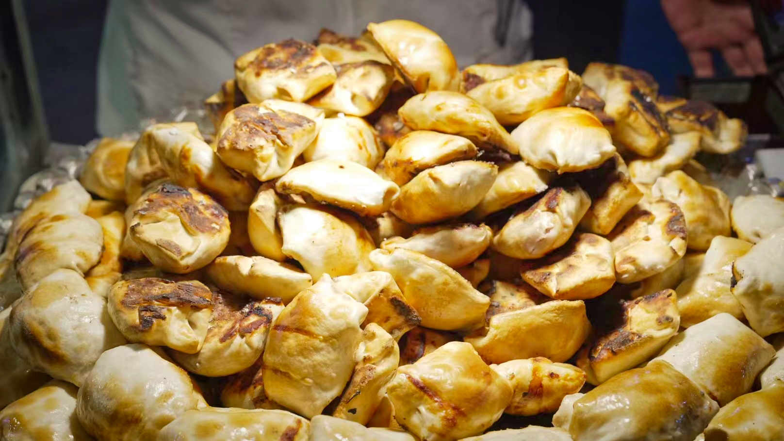 喀什古城內(nèi)剛剛出爐的烤包子。人民網(wǎng) 皇甫萬里攝