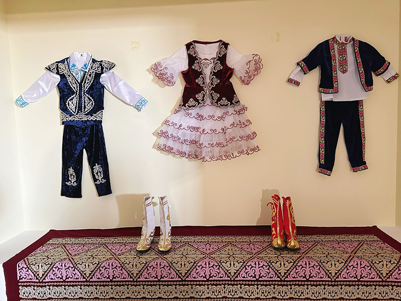 烏水吐汗·克爾曼的刺繡作品。人民網(wǎng)記者 楊睿攝