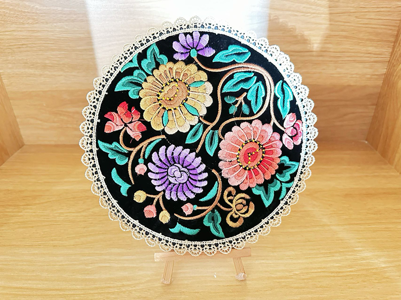 烏水吐汗·克爾曼的刺繡作品。人民網(wǎng)記者 楊睿攝