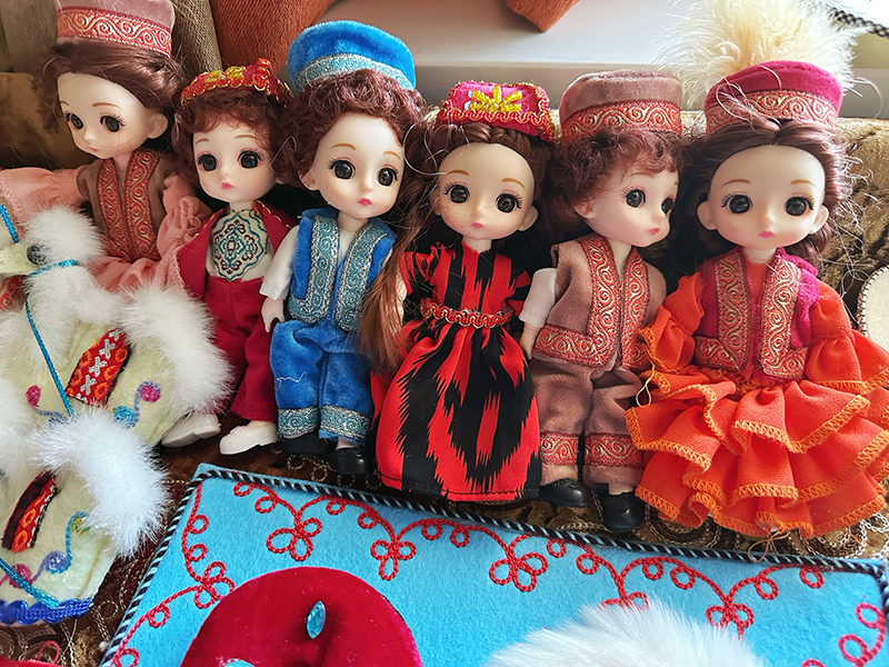 哈薩克族刺繡娃娃。人民網(wǎng)記者 楊睿攝