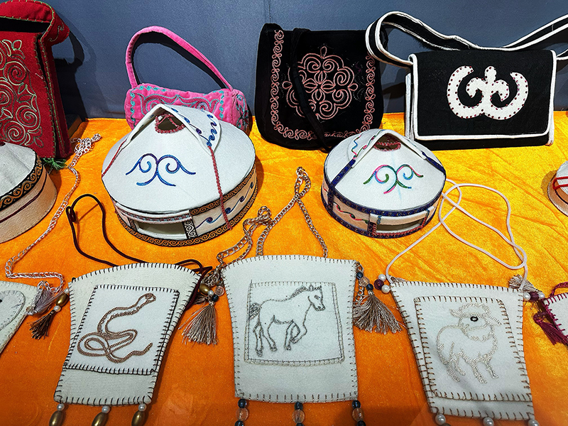 柯爾克孜族刺繡。人民網(wǎng)記者 楊睿攝