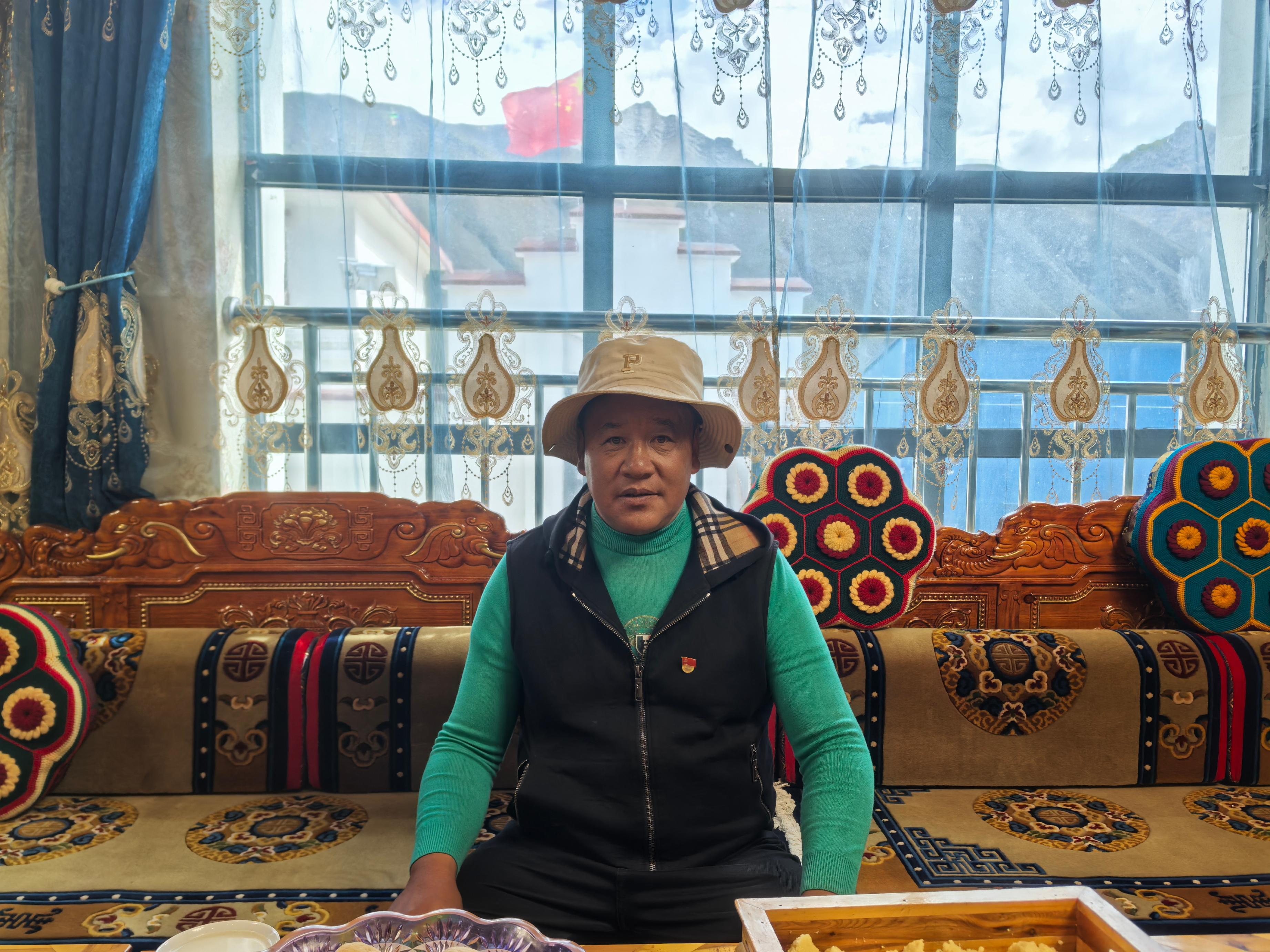 斯定咔村村民在自家客廳。 人民網(wǎng)記者 黃玉琦攝