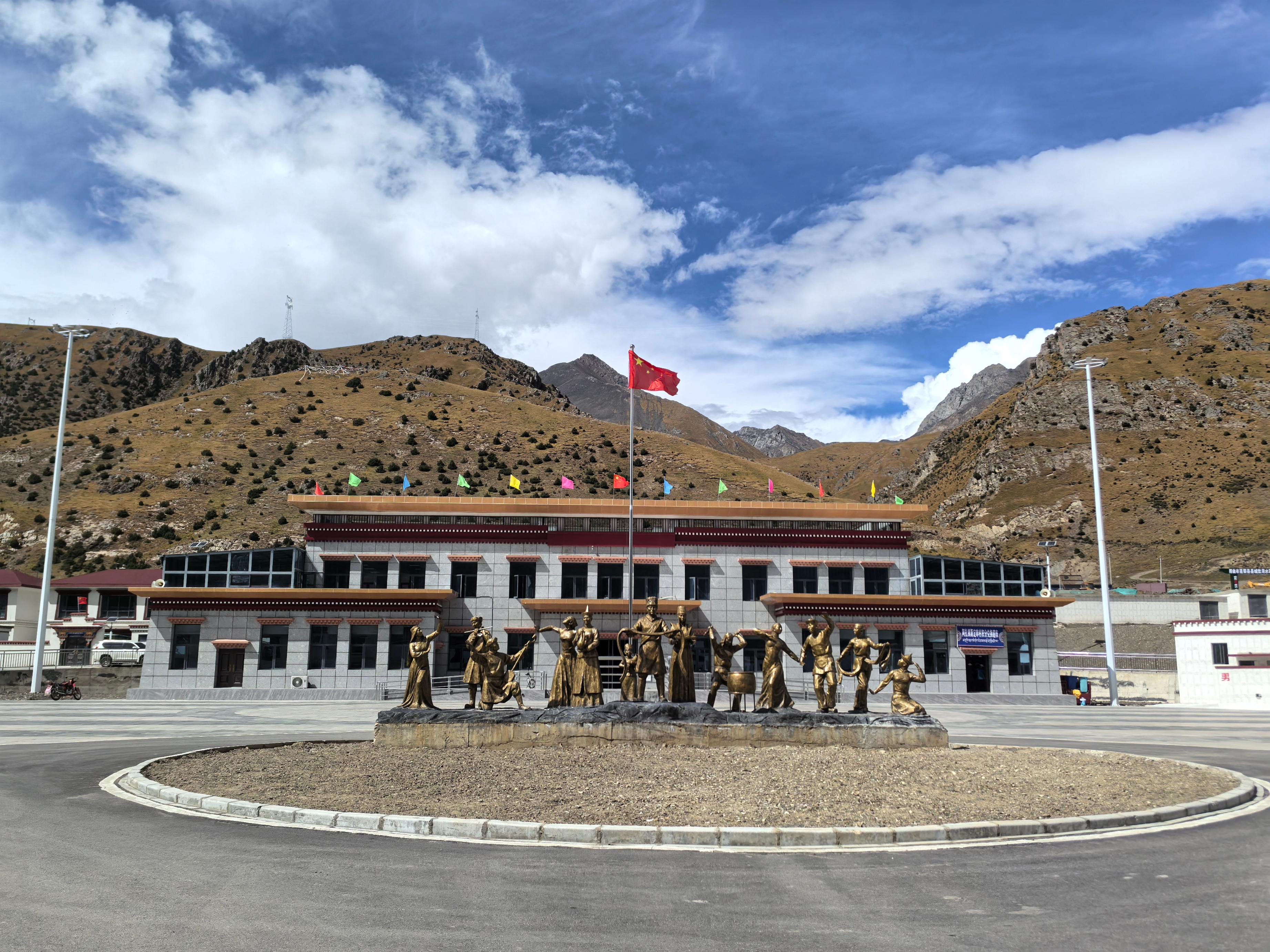 “鑄牢共同體 中華一家親”主題宣傳“雪域高原煥新貌”調(diào)研采訪團(tuán)走進(jìn)那曲市嘉黎縣阿扎鎮(zhèn)斯定咔村。 人民網(wǎng)記者 黃玉琦攝