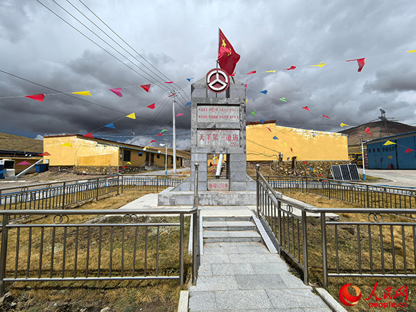 “鑄牢共同體 中華一家親”主題宣傳“雪域高原煥新貌”調(diào)研采訪團(tuán)走進(jìn)109養(yǎng)護(hù)保通點(diǎn)。人民網(wǎng)記者 黃玉琦攝