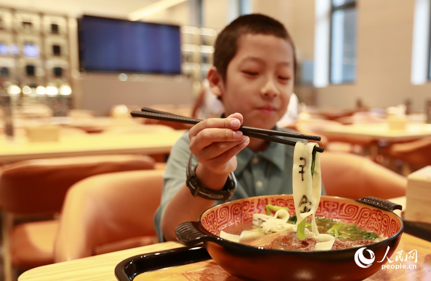 殷墟博物館推出的甲骨文面深受游客喜愛(ài)。人民網(wǎng)記者 慎志遠(yuǎn) 攝
