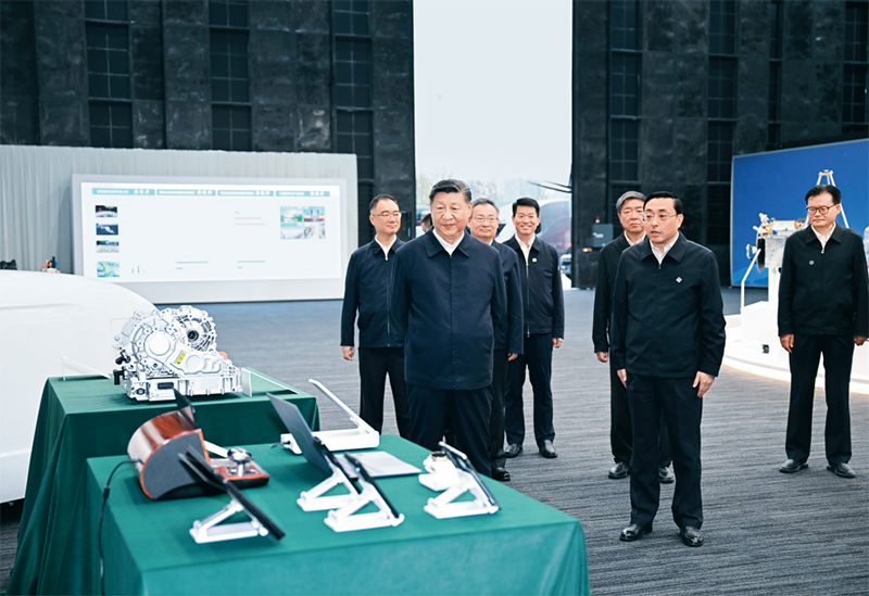 2024年10月17日至18日，中共中央總書記、國家主席、中央軍委主席習(xí)近平在安徽考察。這是17日下午，習(xí)近平在合肥濱湖科學(xué)城察看安徽省重大科技創(chuàng)新成果集中展示。 新華社記者 謝環(huán)馳/攝